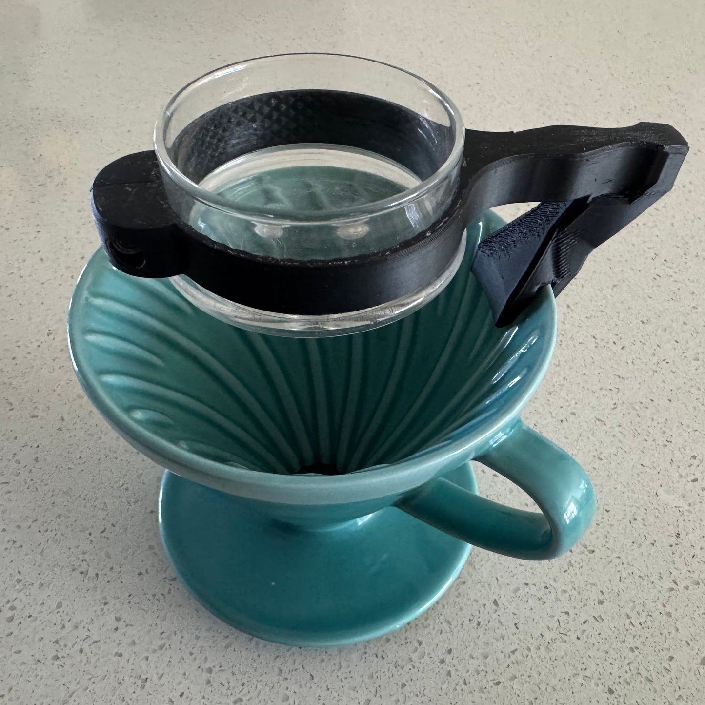 drip clip. stationary glass pouring diffuser for v60