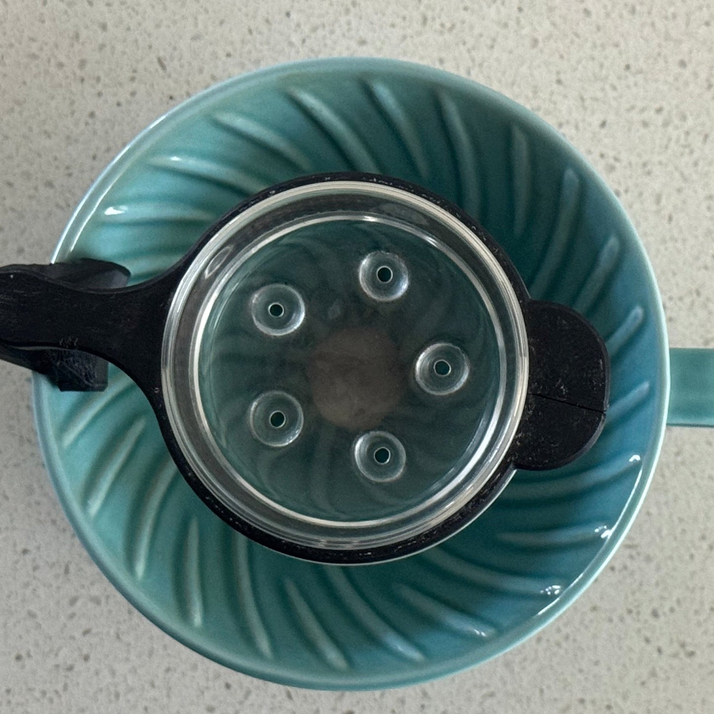 drip clip. stationary glass pouring diffuser for v60