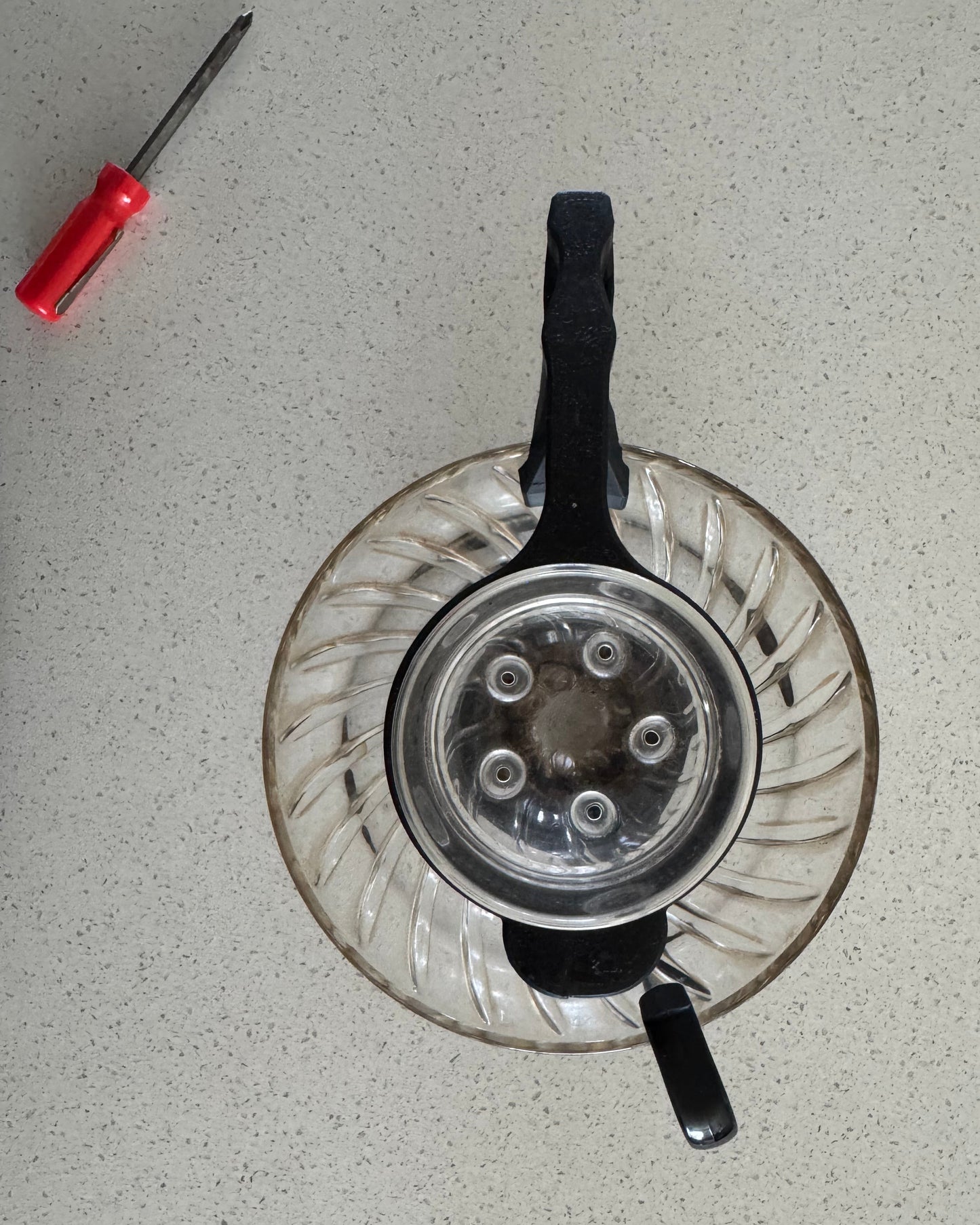 drip clip. stationary glass pouring diffuser for v60