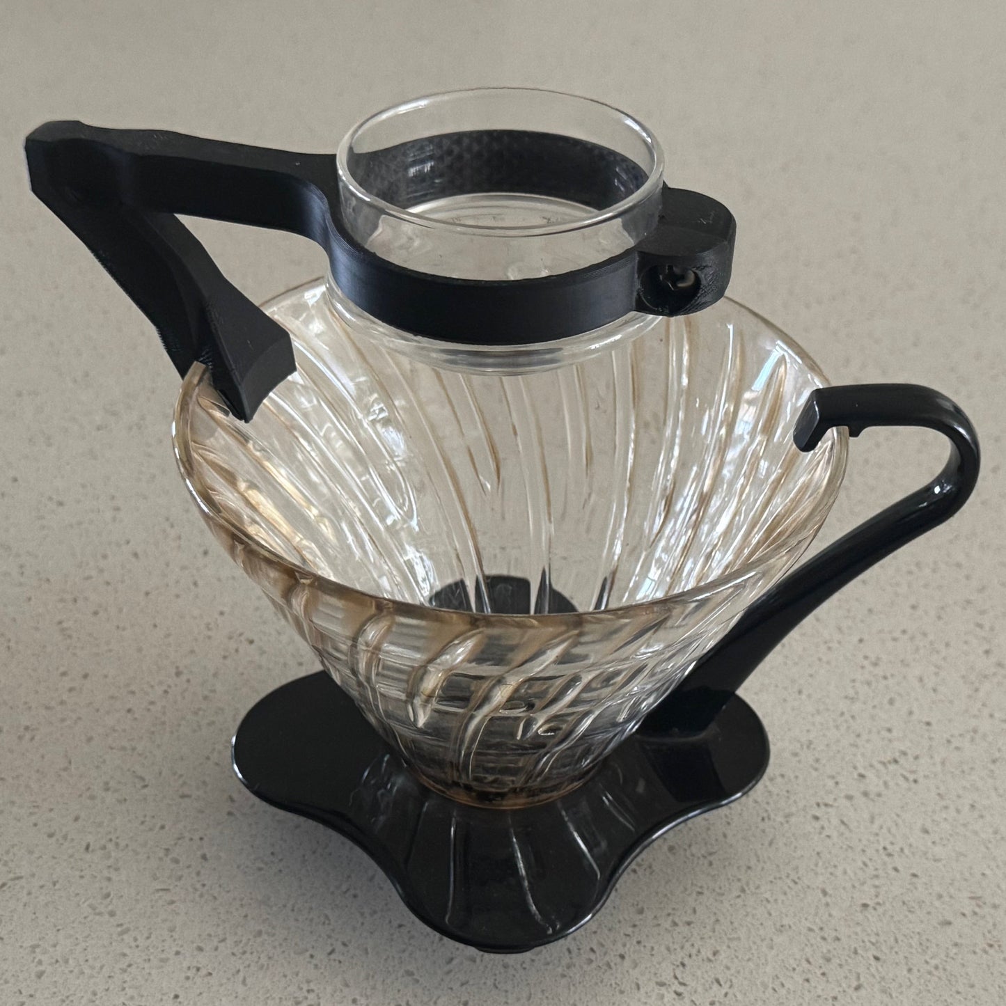 drip clip. stationary glass pouring diffuser for v60